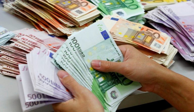 Ευρωπαίος αξιωματούχος κάνει λόγο για ρύθμιση στις ασφαλιστικές εισφορές