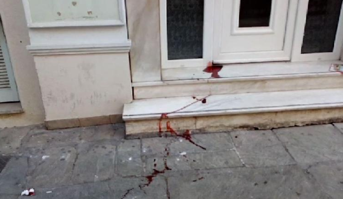 Αιματηρή συμπλοκή οπαδών του ΠΑΟΚ και της ΑΕΚ τα ξημερώματα στο κέντρο του Βόλου (pics)