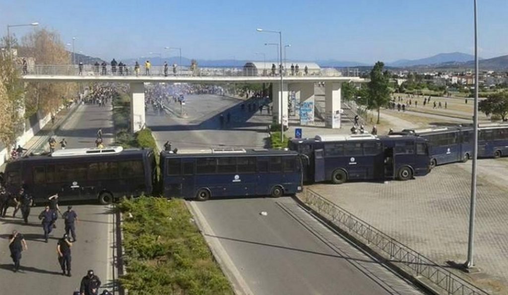 Τσεκούρια και φτυάρια είχαν κρύψει οι οπαδοί στον Βόλο (pic)