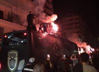 Οι παίκτες του ΠΑΟΚ πανηγυρίζουν πάνω στο πούλμαν (vids)