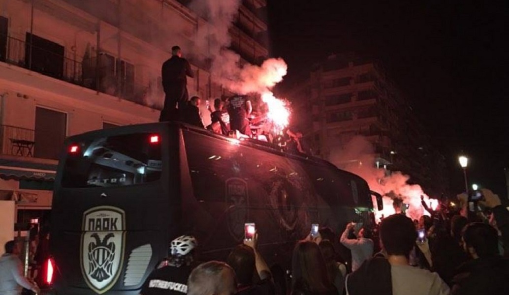 Οι παίκτες του ΠΑΟΚ πανηγυρίζουν πάνω στο πούλμαν (vids)