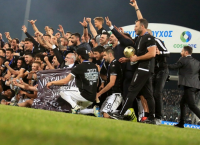 Πρώην παίκτης ριάλιτι ποζάρει με το κύπελλο του ΠΑΟΚ! (pic)