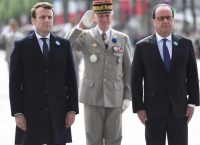 Επίσημη πρώτη του Μακρόν – Κατέθεσε στεφάνι μαζί με τον Ολάντ