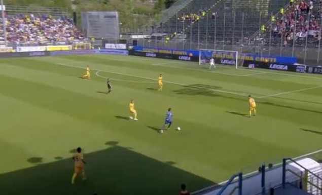 Απίστευτη κούρσα τερματοφύλακα από τη μία εστία στην άλλη! (vid)