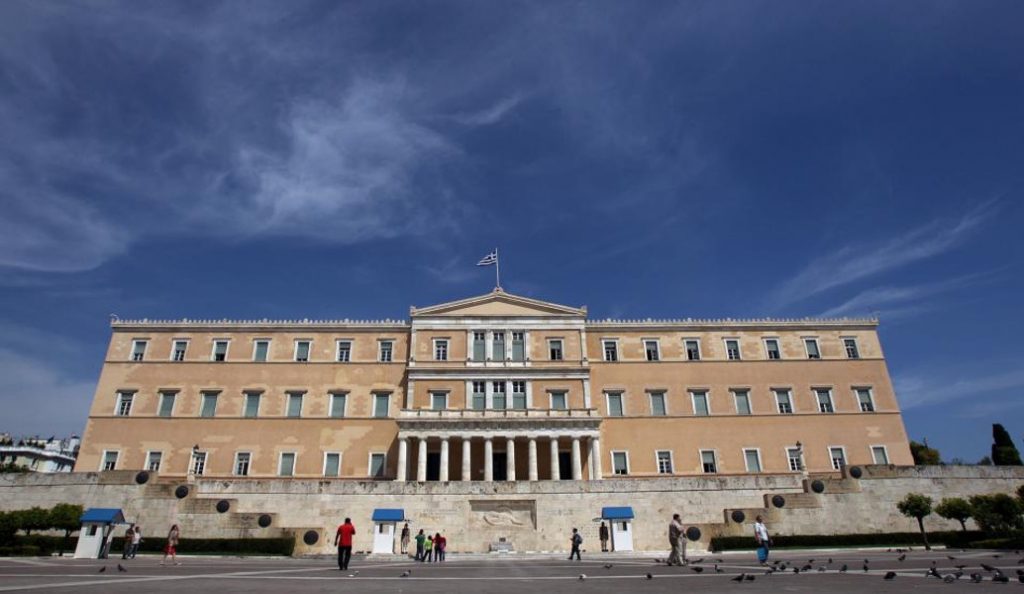 Τι προβλέπει ο κανονισμός για τα έκτροπα μέσα στη Βουλή