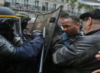 Η πρώτη διαμαρτυρία κατά του Μακρόν μετά την εκλογή του (pics)
