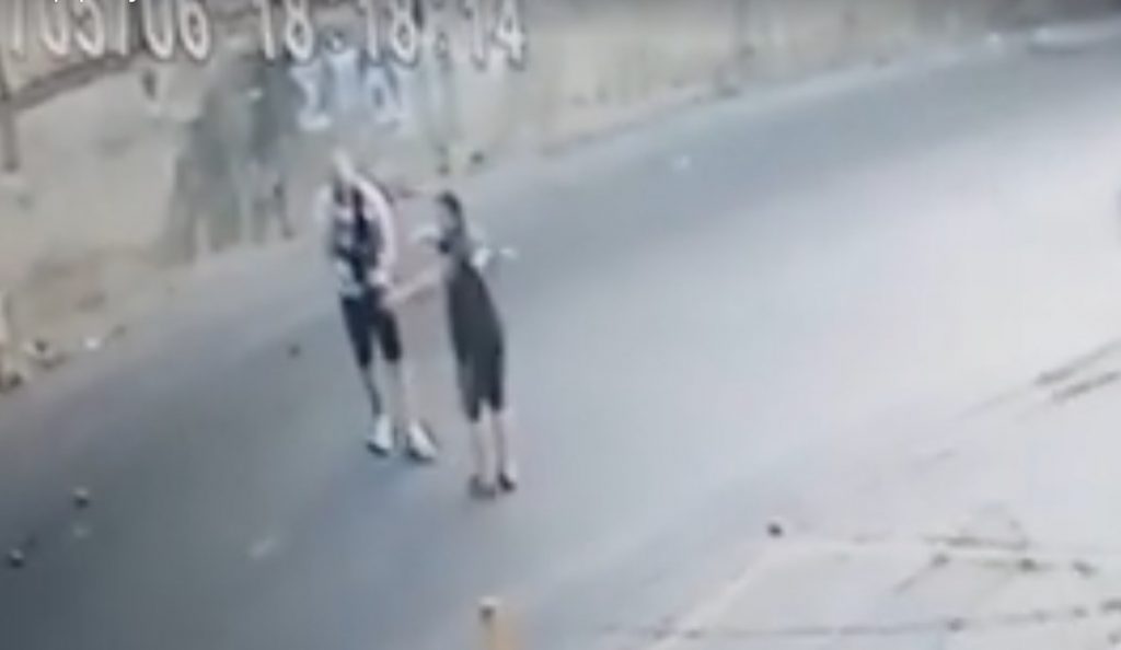 Οδηγός χτύπησε μηχανάκι κι εξαφανίστηκε (pics & vid)