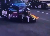 Κι όμως βγήκε ζωντανός κάτω από τις ρόδες τριαξονικού!