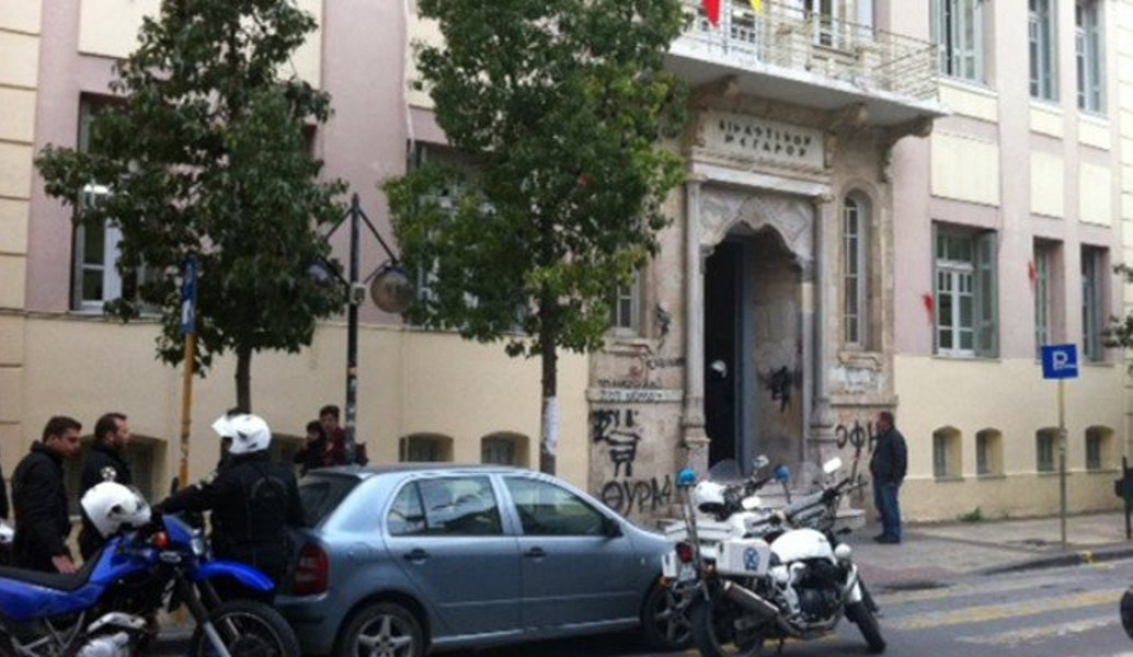 Επιτέθηκαν στον πατέρα που κατηγορείται ότι βίασε την κόρη του