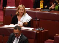 Γερουσιαστής των Πρασίνων θήλασε στο κοινοβούλιο της Αυστραλίας