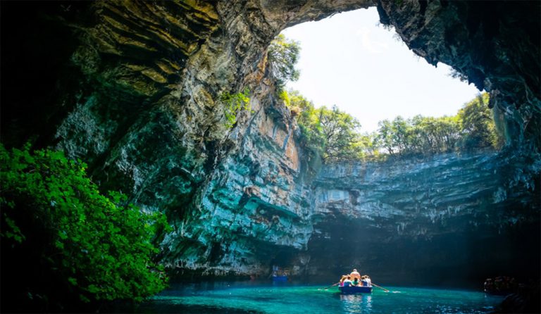 Εντυπωσιάζει το σπήλαιο στη Μελισσάνη της Κεφαλονιάς (vid)