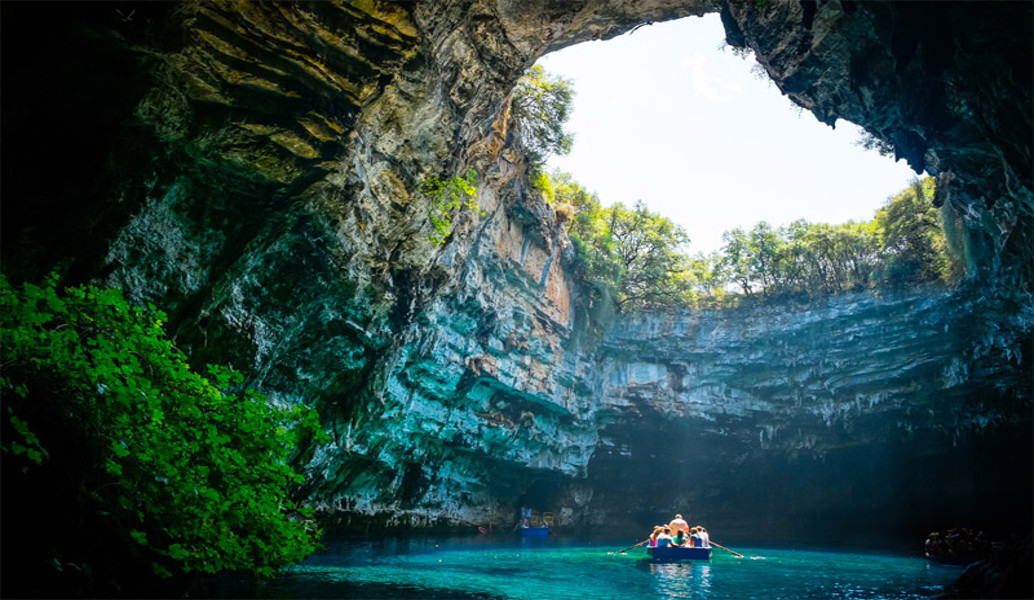Εντυπωσιάζει το σπήλαιο στη Μελισσάνη της Κεφαλονιάς (vid)