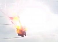 Γυναίκα αλεξιπτωτιστής έπεσε σε καλώδια υψηλής τάσης και πήρε φωτιά (vid)