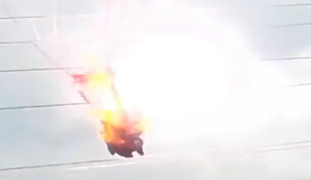 Γυναίκα αλεξιπτωτιστής έπεσε σε καλώδια υψηλής τάσης και πήρε φωτιά (vid)