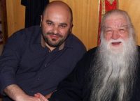 Δημοσιογράφος χειροτονείται ιερέας – Πήρε την ευχή του Αμβρόσιου (pic)