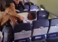 Αγριο ξύλο σε πτήση μεταξύ επιβατών (vid)