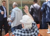 Ο Μητσοτάκης σε καφενείο – Μίλησε με συνταξιούχους (pics)