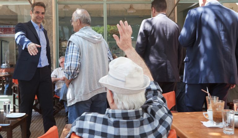 Ο Μητσοτάκης σε καφενείο – Μίλησε με συνταξιούχους (pics)