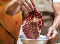 Πως μπορεί ένας κρεοπώλης να μας κλέψει στο ζύγισμα (vid)