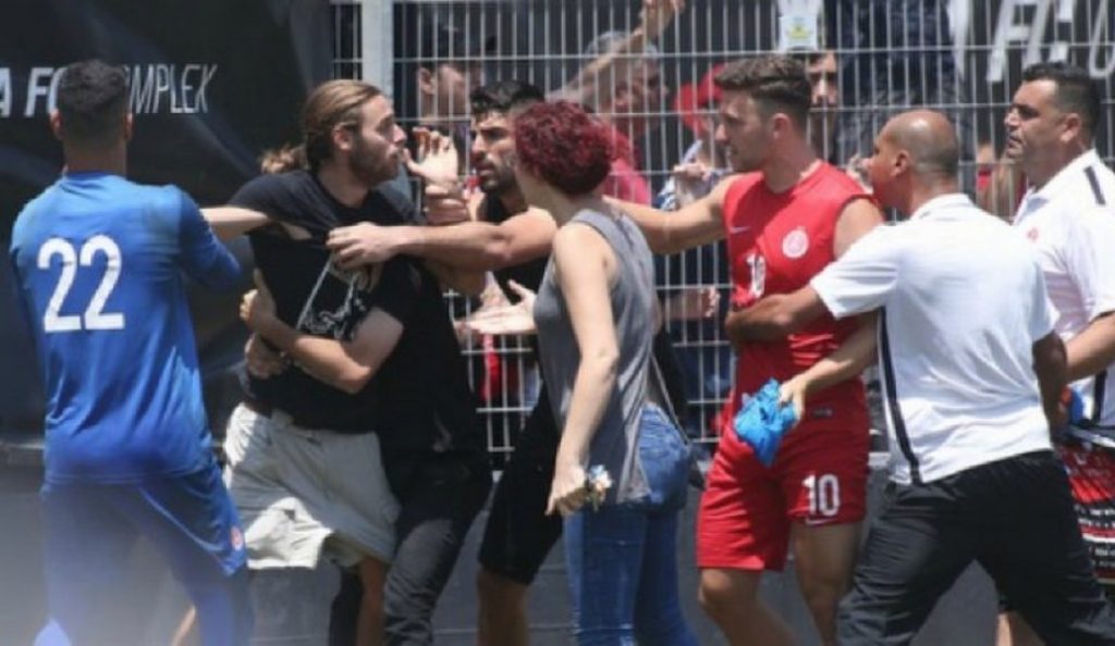 Ισραήλ: Τρομερό ξύλο ανάμεσα σε παίκτες και οπαδούς στην προπόνηση (vid)