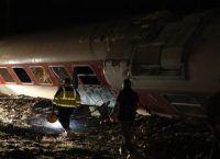 (upd) Εκτροχιασμός επιβατικής αμαξοστοιχίας έξω από τη Θεσσαλονίκη – Δύο νεκροί (pics)