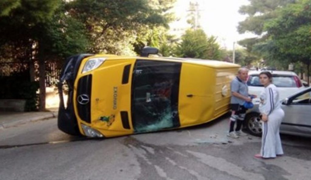 Ανατράπηκε σχολικό στα Βριλήσσια (pics)