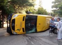 Ανατράπηκε σχολικό στα Βριλήσσια (pics)