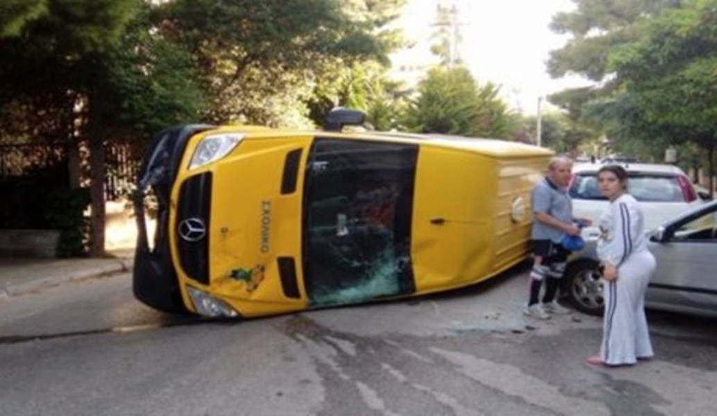 Ανατράπηκε σχολικό στα Βριλήσσια (pics)