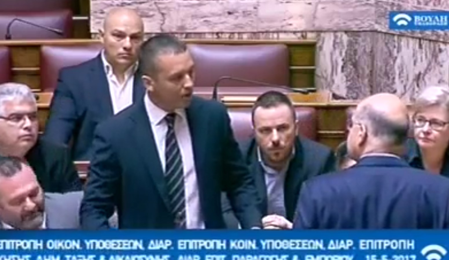 Χάος στη Βουλή: Ο Κασιδιάρης έσπρωξε τον Δένδια, χρυσαυγίτες του πέταξαν μπουκάλια (vid)