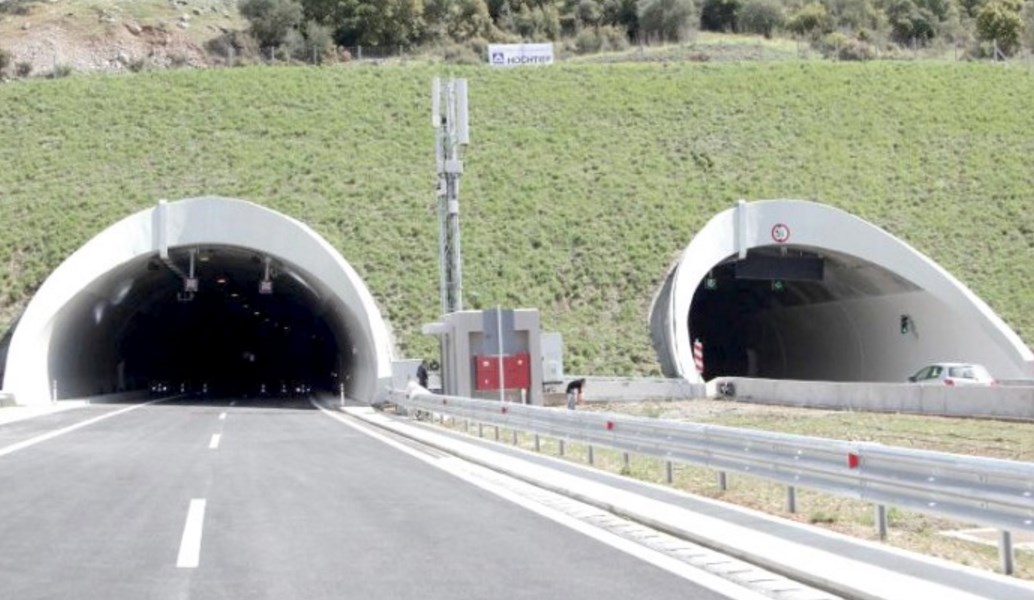 Δόθηκαν εκ νέου στην κυκλοφορία οι τρεις νεόδμητες σήραγγες στα Τέμπη