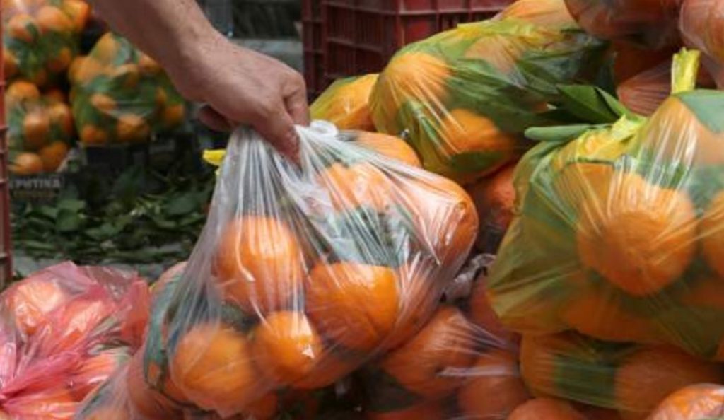 Τόνοι από ακατάλληλα φρούτα κατασχέθηκαν στον Πειραιά