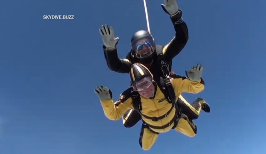 Υπερήλικας μπήκε στο ρεκόρ Γκίνες – Έκανε sky-diving στα 101 του χρόνια (vid)