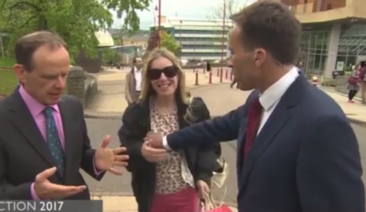 Παρουσιαστής του BBC πιάνει το στήθος μιας περαστικής (vid)