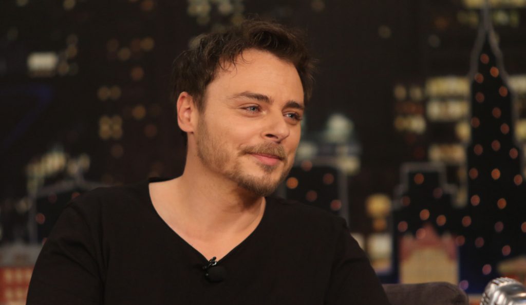 Ο τραγουδιστής Νίκος Μίχας διορίστηκε γιατρός στα Αντικύθηρα