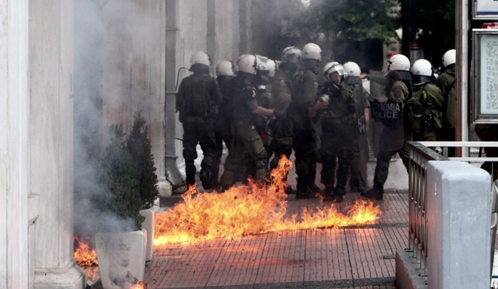 Φωτιές σε κάδους και αυτοκίνητα στην Ακαδημίας