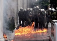 Φωτιές σε κάδους και αυτοκίνητα στην Ακαδημίας