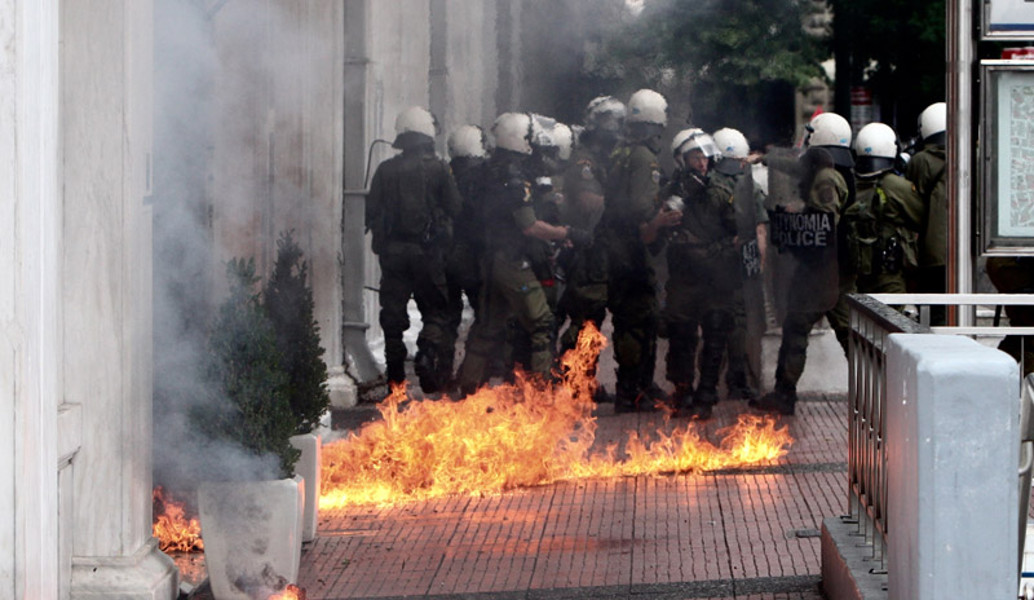 Φωτιές σε κάδους και αυτοκίνητα στην Ακαδημίας