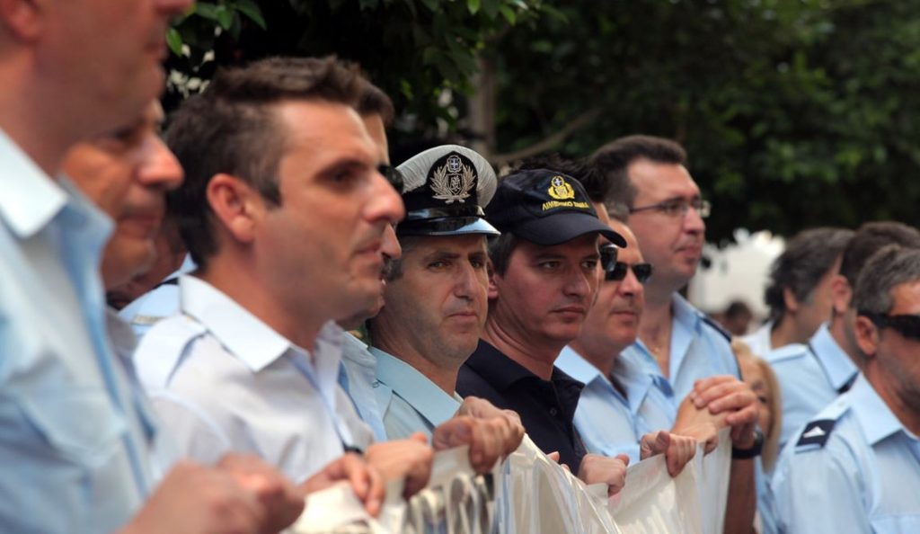 Ένταση στη διαμαρτυρία των ενστόλων – Επιχείρησαν να εισβάλλουν στη Βουλή