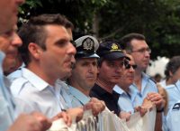 Ένταση στη διαμαρτυρία των ενστόλων – Επιχείρησαν να εισβάλλουν στη Βουλή