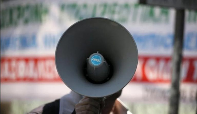 Διαμαρτυρία συμβασιούχων των Δήμων έξω από τη Βουλή