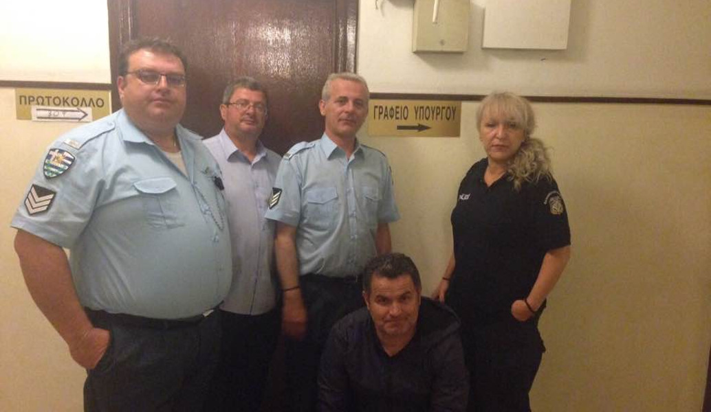 Έξω από το γραφείο του Χουλιαράκη διανυκτέρευσαν οι ένστολοι (pics)