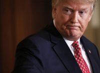 Η Μπέτι Μίντλερ κάλεσε τον Ντόναλντ Τραμπ να παραιτηθεί