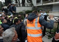 Ένταση έξω από το Διοικητικής Μεταρρύθμισης όπου διαμαρτύρονται συμβασιούχοι των ΟΤΑ