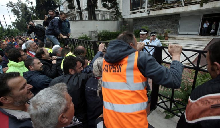 Ένταση έξω από το Διοικητικής Μεταρρύθμισης όπου διαμαρτύρονται συμβασιούχοι των ΟΤΑ
