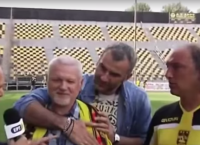 Η αγκαλιά και το φιλί… on camera από τον Δέλλα υπό το βλέμμα του Σαπουντζή (vid)