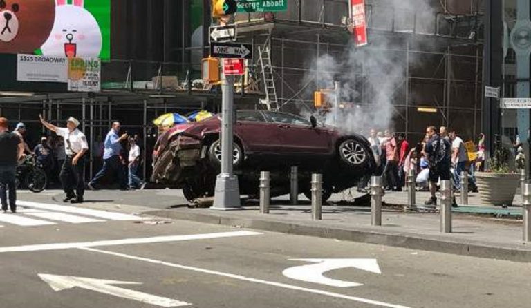 Όχημα παρέσυρε πεζούς στην Times Square της Νέας Υόρκης – Ένας νεκρός, 13 τραυματίες )