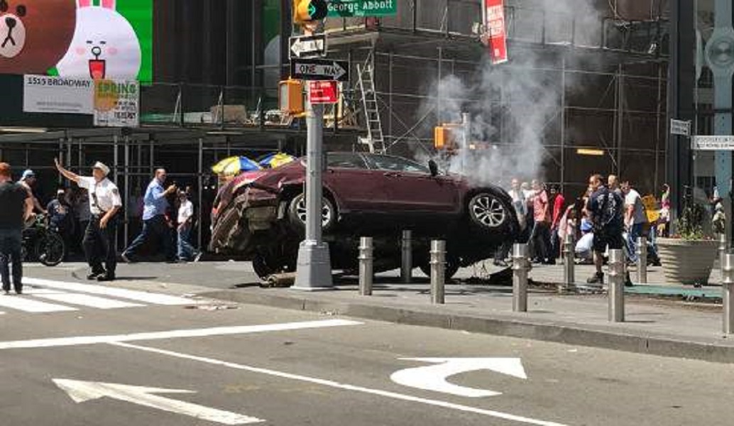 Όχημα παρέσυρε πεζούς στην Times Square της Νέας Υόρκης – Ένας νεκρός, 13 τραυματίες )