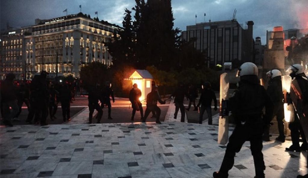 Οι αναρχικοί «ανέβασαν» βίντεο από την επίθεση έξω από τη Βουλή (vid)