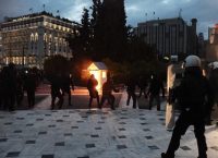 Χάος στη Βουλή – Έκαψαν το φυλάκιο του Άγνωστου Στρατιώτη