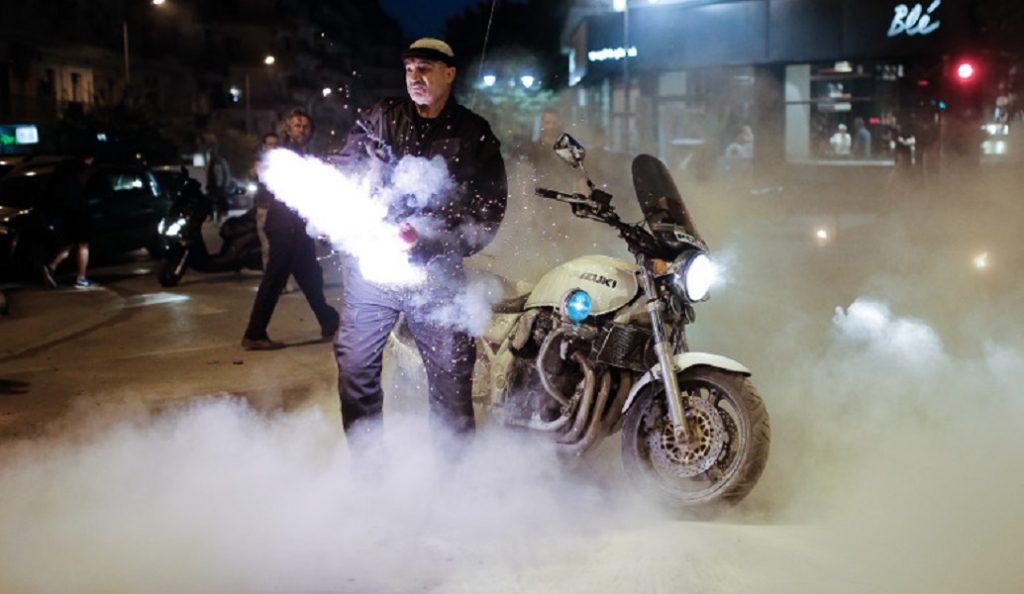 Θεσσαλονίκη: Χτύπησαν αστυνομικό και του έκαψαν τη μηχανή (pics)